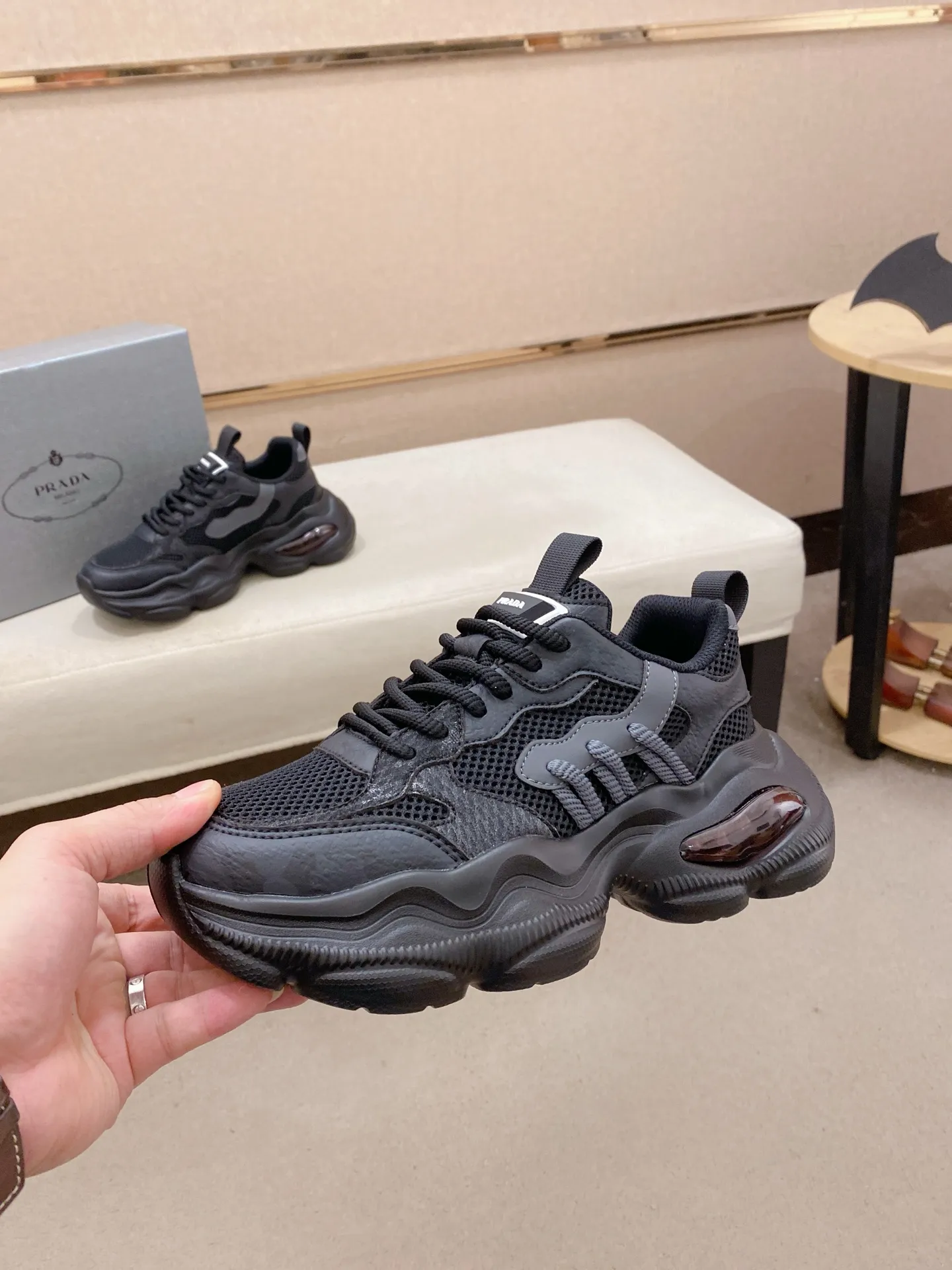 Men's shoes 💰: 462💰 [Prada～Prada] Trendy new styles are on the market. Same style as the official website. Counter quality. Original version. [Strong] [Strong] Imported selected first-layer cowhide. Comfortable and breathable sheepskin lining, fine workmanship, upper layer made of 100% pure cowhide, original last shape, comfortable on the feet, shoe sizes 38 to 44